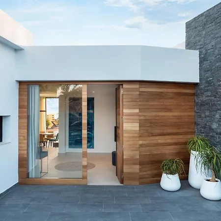 Estelinas - Luxurious 5 Bedroom - Stunning Sea Views - Jacuzzi Puerto del Carmen (Lanzarote)