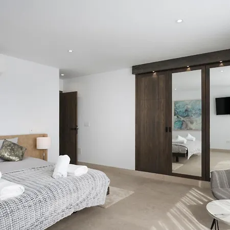 Estelinas - Luxurious 5 Bedroom - Stunning Sea Views - Jacuzzi Villa Puerto del Carmen (Lanzarote)